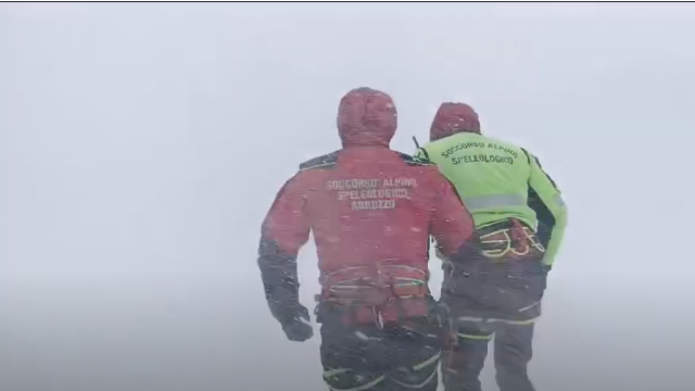 Alpinisti dispersi sul Gran Sasso, soccorsi bloccati dal maltempo: si teme per Luca e Cristian