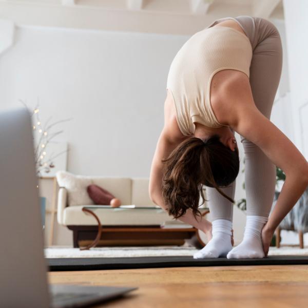 Come si fa yoga per principianti a casa: i tre esercizi da provare subito   