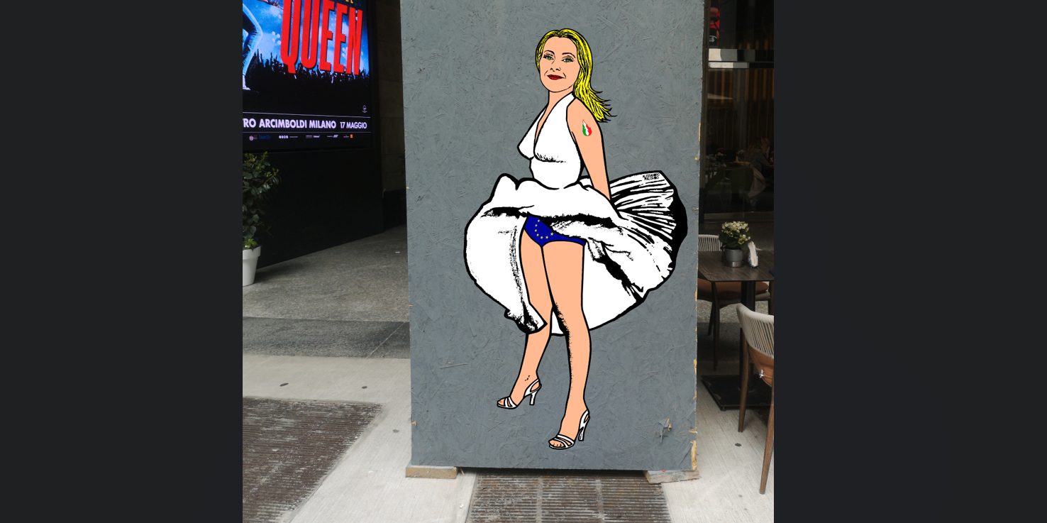 Giorgia Meloni è Marilyn Monroe in un murale a Milano: vestito bianco che svolazza e slip con bandiera dell’UE | FOTO