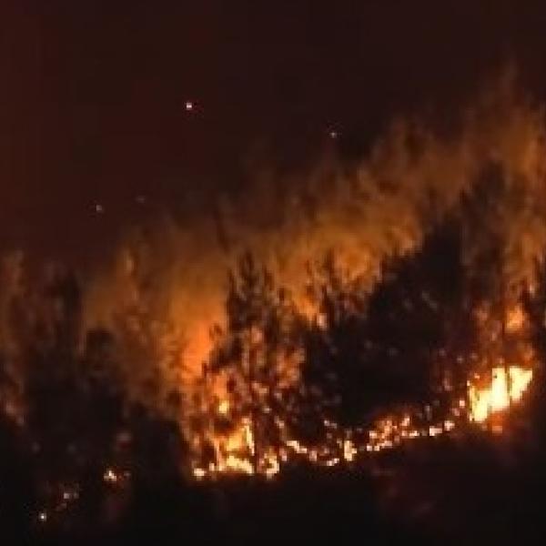 Incendi in Turchia, le fiamme raggiungono le abitazioni: in pericolo monumenti commemorativi dei caduti della Prima guerra mondiale | VIDEO