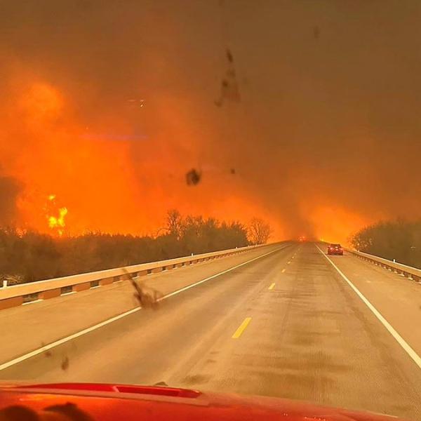 Incendio devastante in Texas, il vento forte spinge le fiamme: gente terrorizzata [VIDEO]