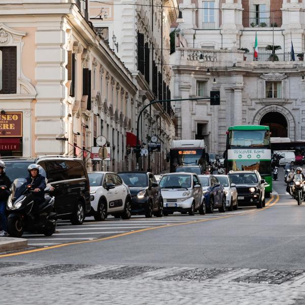 Caos traffico a Piazza Venezia, il cantiere per la metro C manda il centro in tilt. Santori (Lega): “La giunta Gualtieri mette in ginocchio la città”