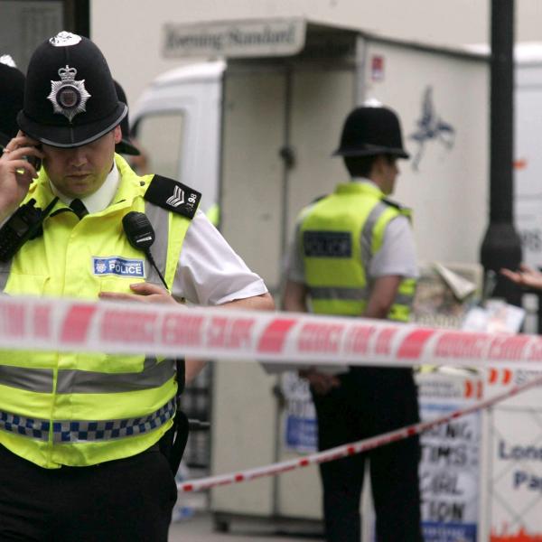 Panico a Londra, persone accoltellate con una katana nella metro, arrestato un uomo, cinque i feriti, morto un 13enne | VIDEO