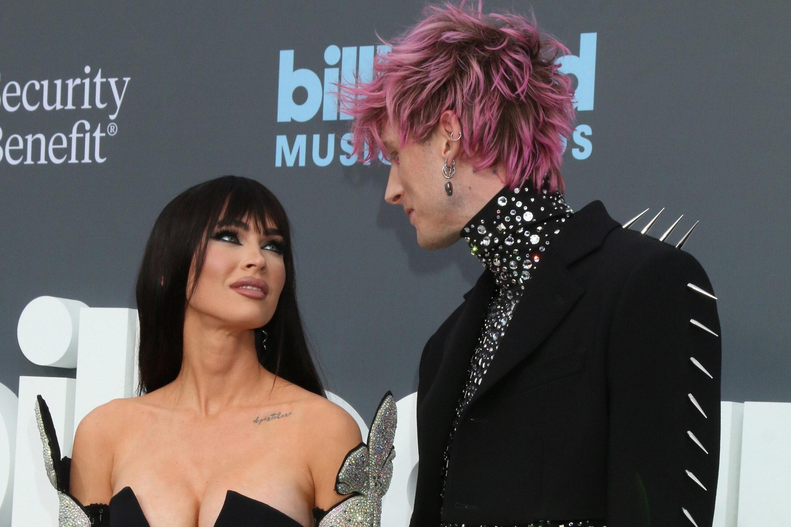 Megan Fox e Machine Gun Kelly si sono lasciati? Foto cancellate da Instagram, possibile tradimento