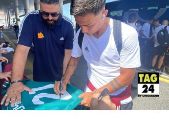 Roma parte per il ritiro in Portogallo da Fiumicino, autografi e se…