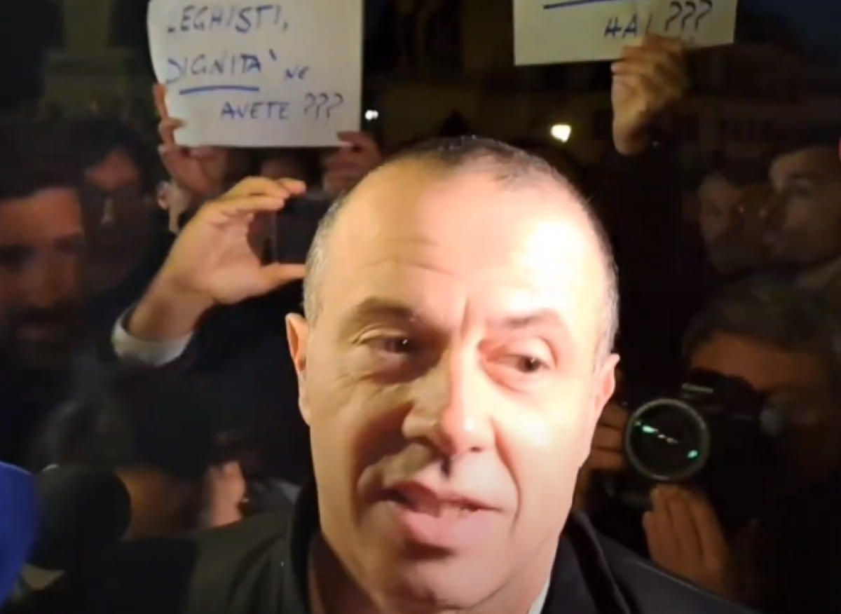 Fiaccolata per Navalny, fischi e cartelloni contro la Lega: “Vergogna, non avete dignità”. Romeo: “Qualcuno vuole strumentalizzare la manifestazione” | VIDEO