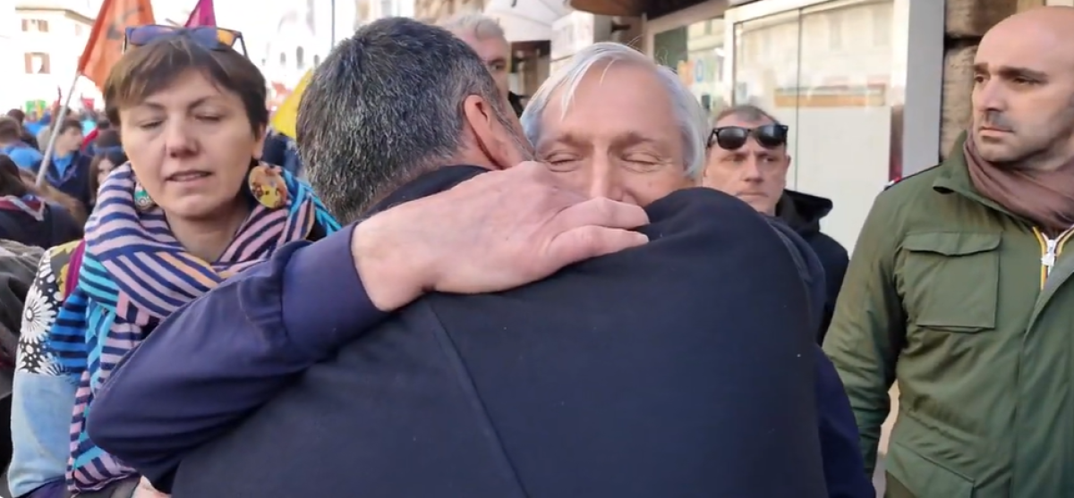 Roma, abbraccio tra Don Ciotti e Decaro. Il fondatore di Libera: “Attacco politico. Siamo indignati, c’è brutto clima”| VIDEO