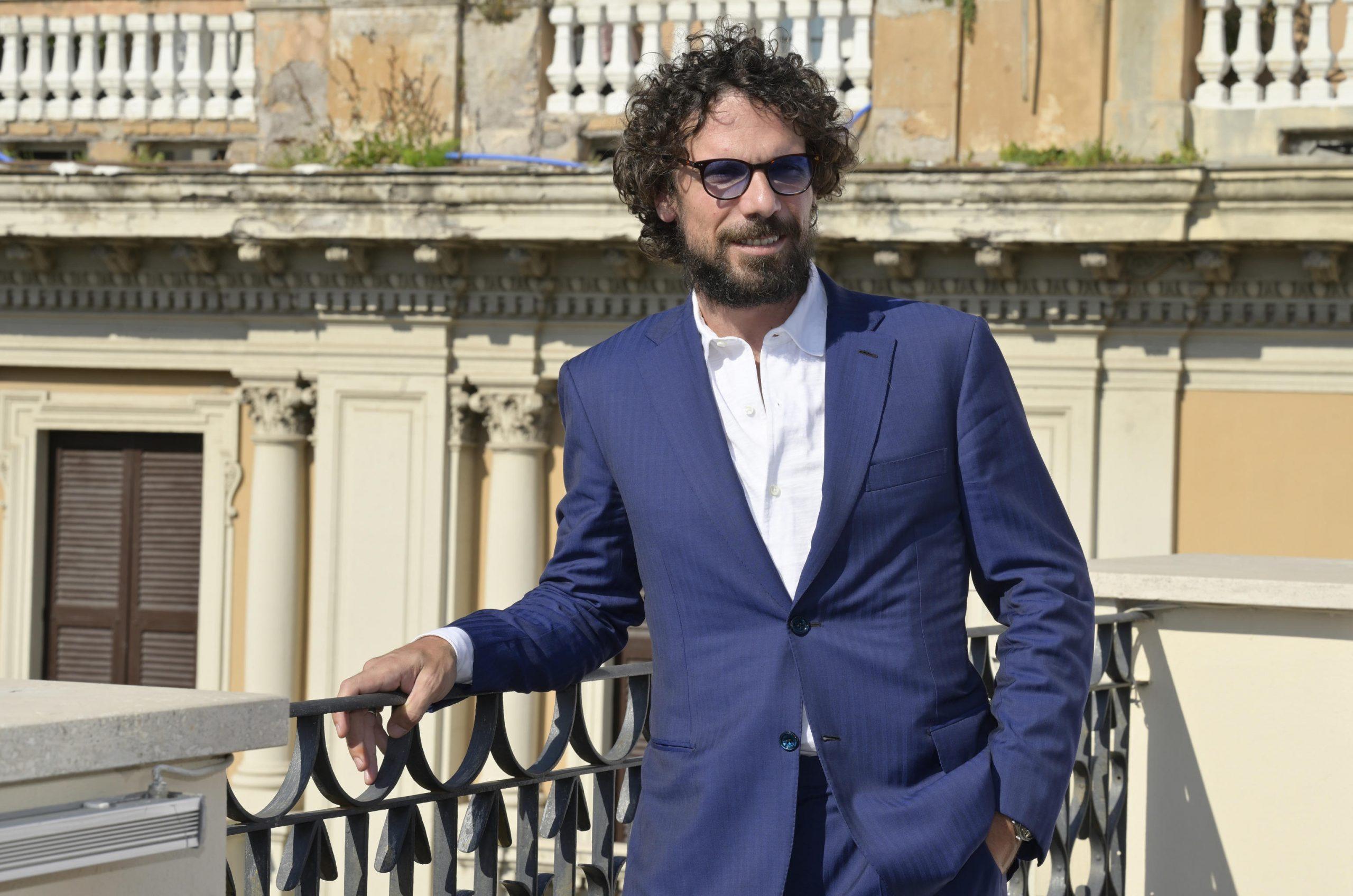 Francesco Montanari porta in scena il processo a Socrate nell’epoca di Instagram