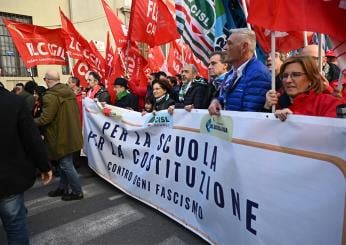 Firenze, in corso la manifestazione antifascista: presenti Conte e Schlein. Il leader M5S: “Difendiamo il diritto di tutti”