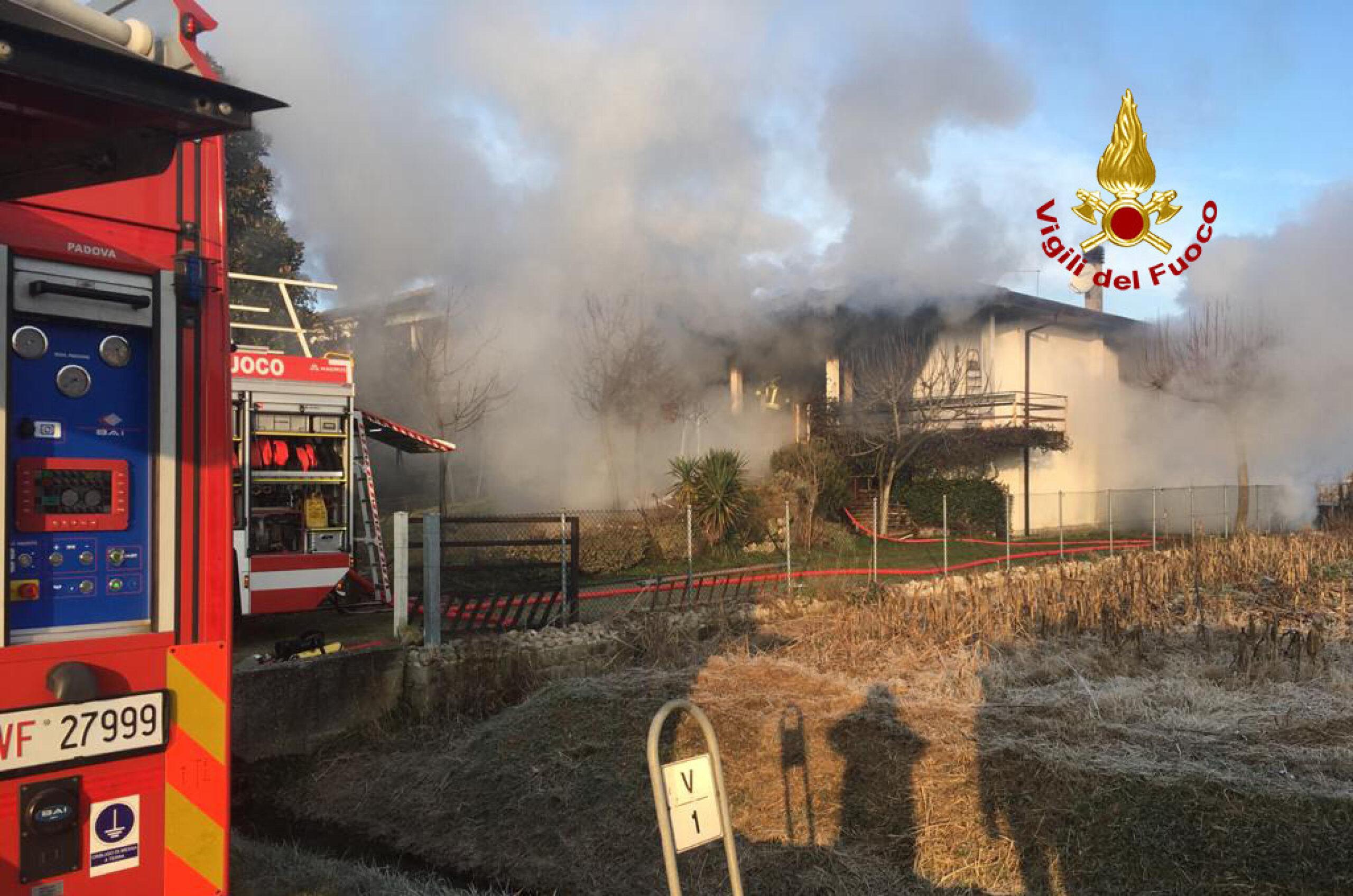 Padova, villetta familiare in fiamme: nell’incendio muore una donna