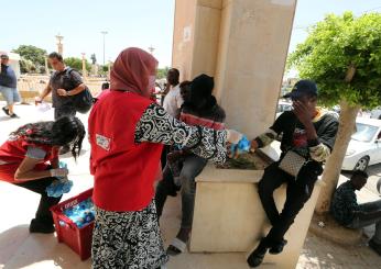 Tunisia, la polizia sgombera i migranti dal centro di Sfax