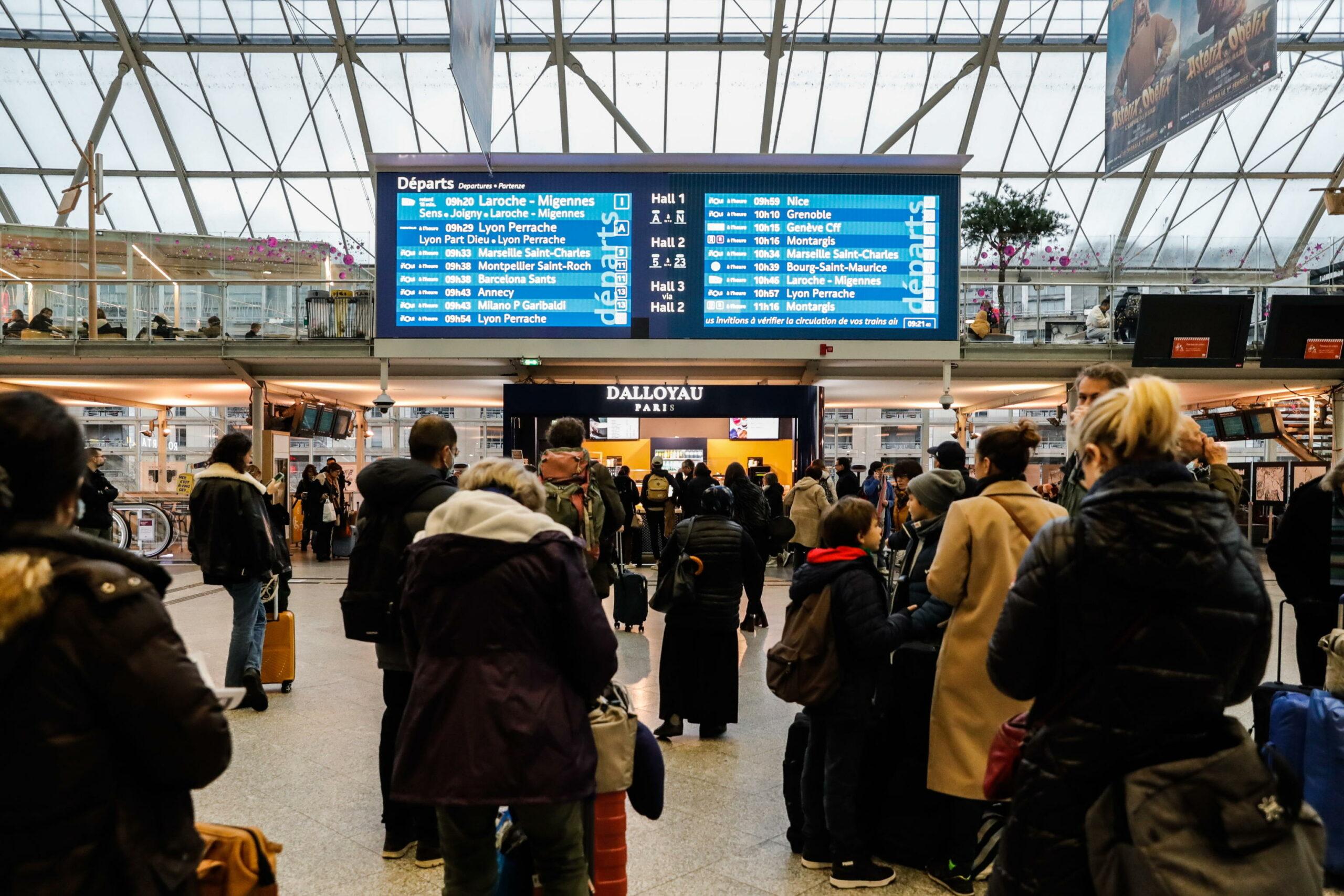 Parigi, attacco alla Gare de Lyon: 3 persone accoltellate. Arrestato uomo “con documento italiano”