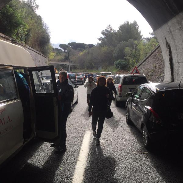 Imperia, incidente tra Taggia e Sanremo: tir si ribalta sull’A10, due morti e diversi feriti