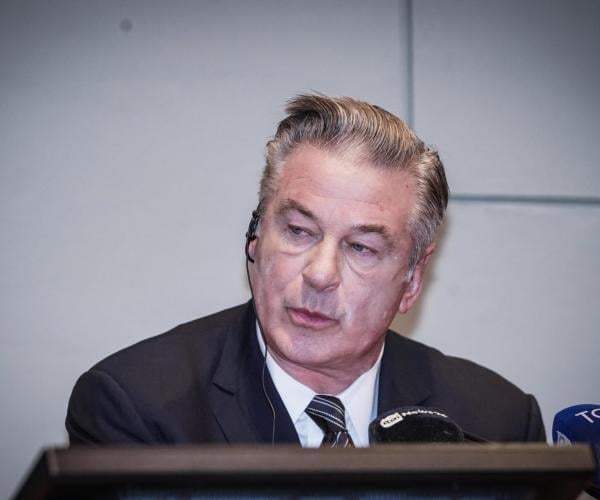 La verità sullo sparo di Alec Baldwin: cosa è successo davvero sul set di “Rust”