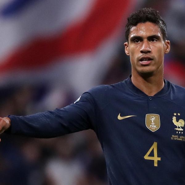 Chi è Varane, il calciatore del Manchester United ha annunciato il ritiro dalla Nazionale francese