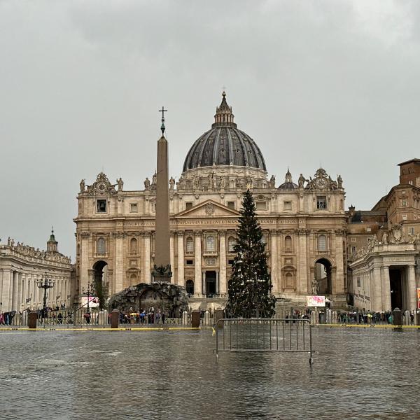 “Viva la Befana 2024”, a Piazza San Pietro il corteo sotto la pioggia: 6.000 persone attendono l’Angelus del  Papa