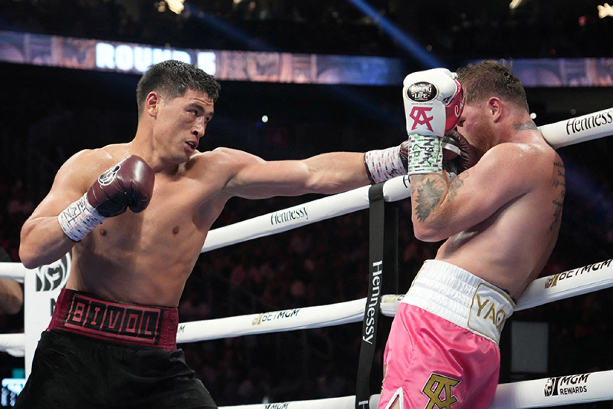 Boxe, clamoroso a Las Vegas: Bivol vince contro Canelo