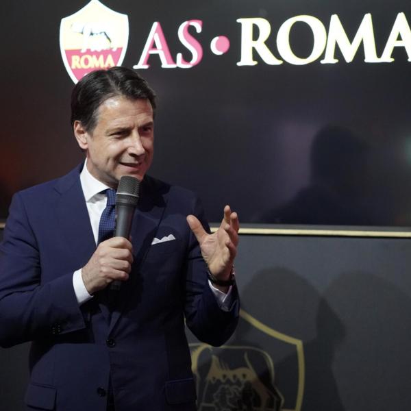 Giuseppe Conte discute in politica ma non la Roma: “Amo i giallorossi e Zeman, guai a chi tocca Mou, con lui si vince.” | VIDEO