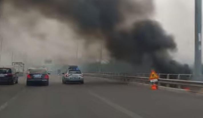 Incendio a Bari oggi 25 luglio 2023: a fuoco capannone in zona Santa Caterina, fumo invade la tangenziale