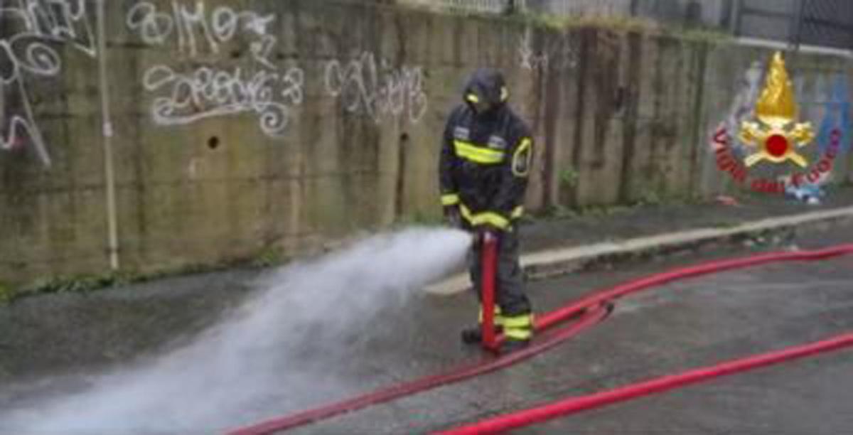 Inondazione a Roma, a Via di Tor Pignattara salta una tubatura dell…