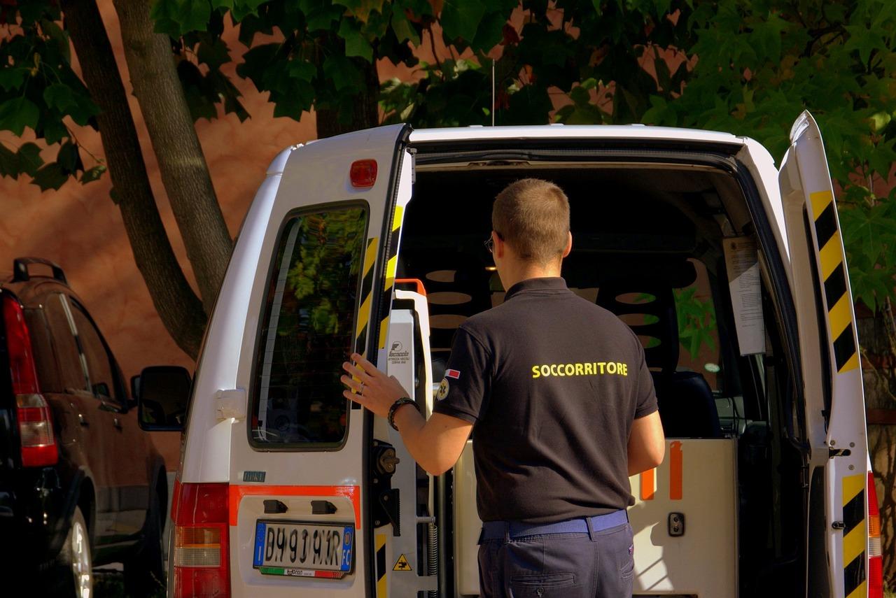 Incidente a Fiumicino, muore ragazzo alla guida di uno scooter