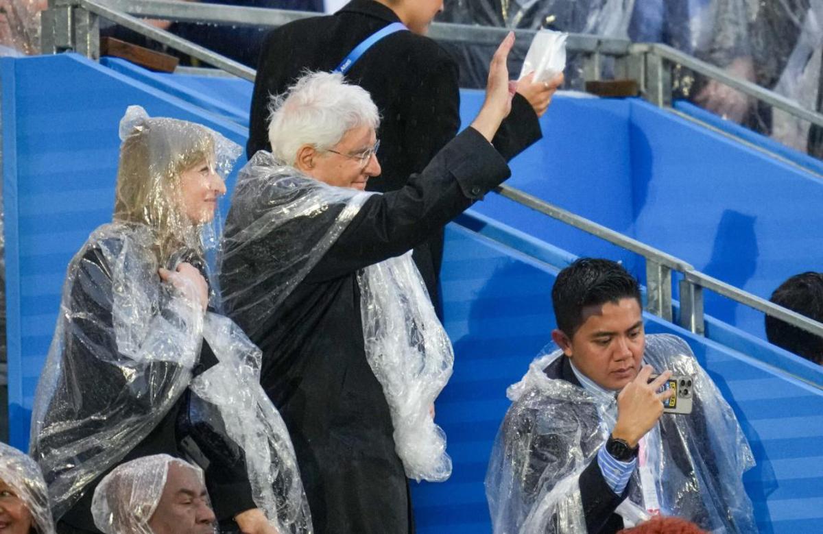 Italia alle Olimpiadi di Parigi 2024: alla cerimonia di apertura (sotto la pioggia) è di Mattarella la prima foto simbolo