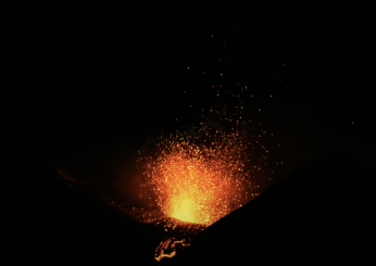 Etna, erutta il cratere sud-est: il video e le foto del vulcano attivo