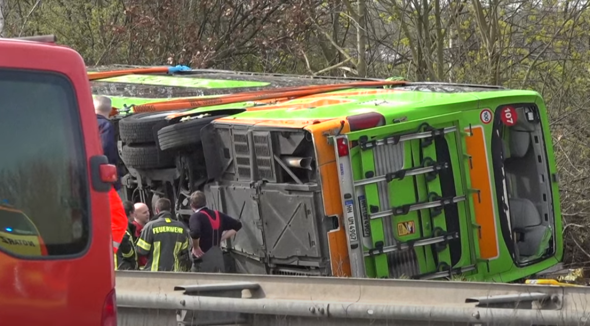 Germania, incidente sull’A9 vicino a Lipsia: Flixbus finisce fuori strada, morte cinque persone | FOTO