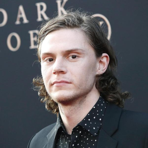 Evan Peters fidanzata, chi è la misteriosa fiamma