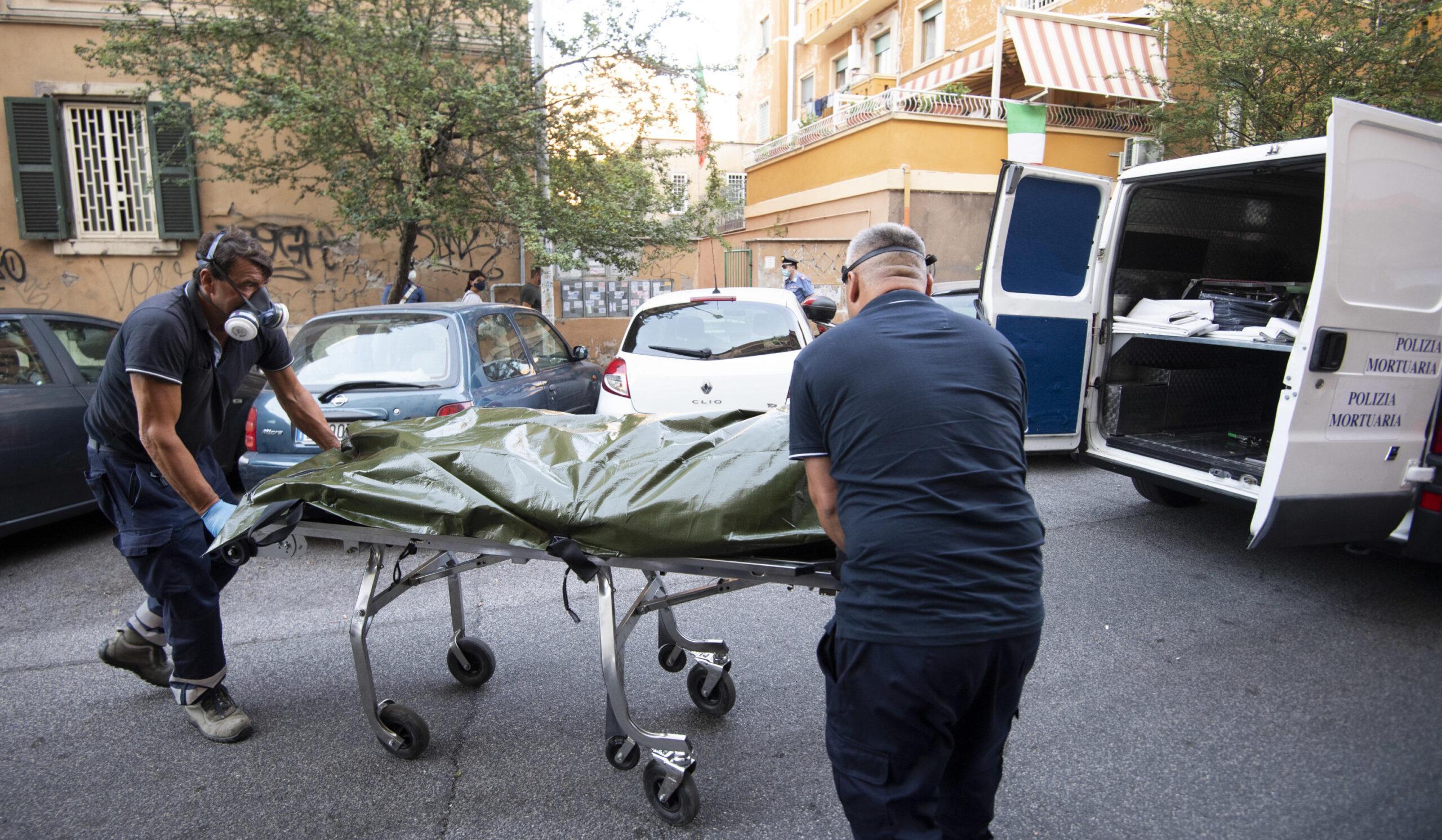 Roma, madre e figlio trovati morti in casa con un fucile al loro fianco