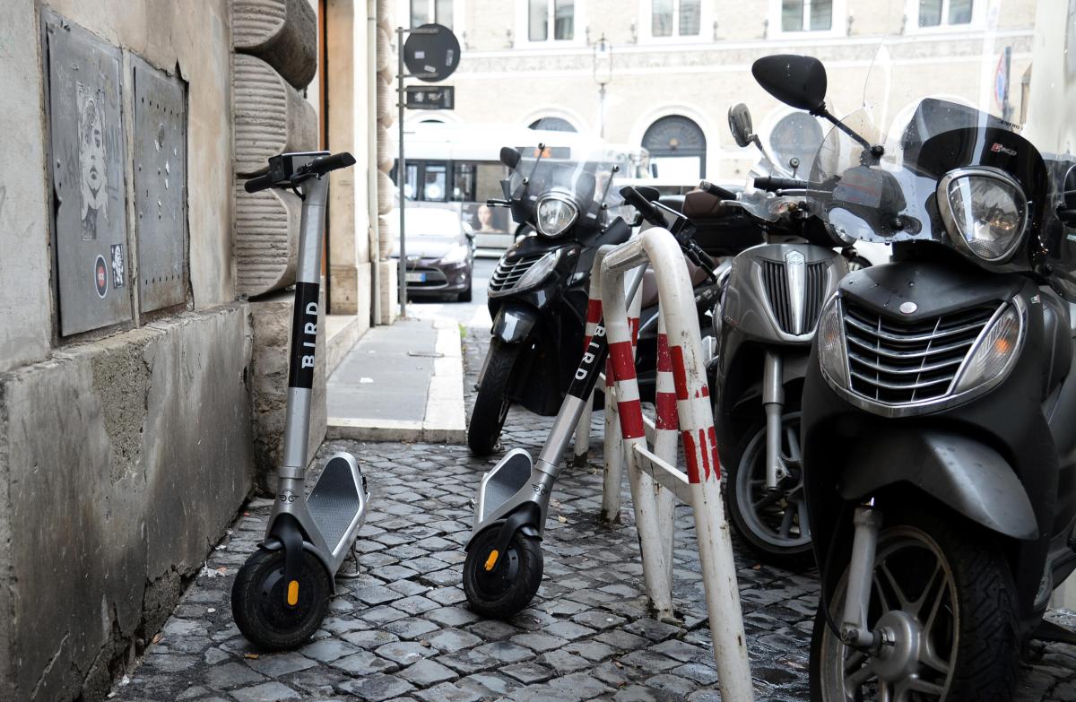 Parigi, addio ai monopattini elettrici a noleggio: “Troppi incident…