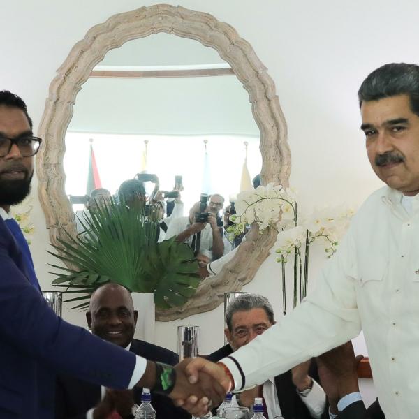 Incontro Venezuela-Guyana sull’Esequibo: stretta di mano tra Maduro e il suo omologo Ali