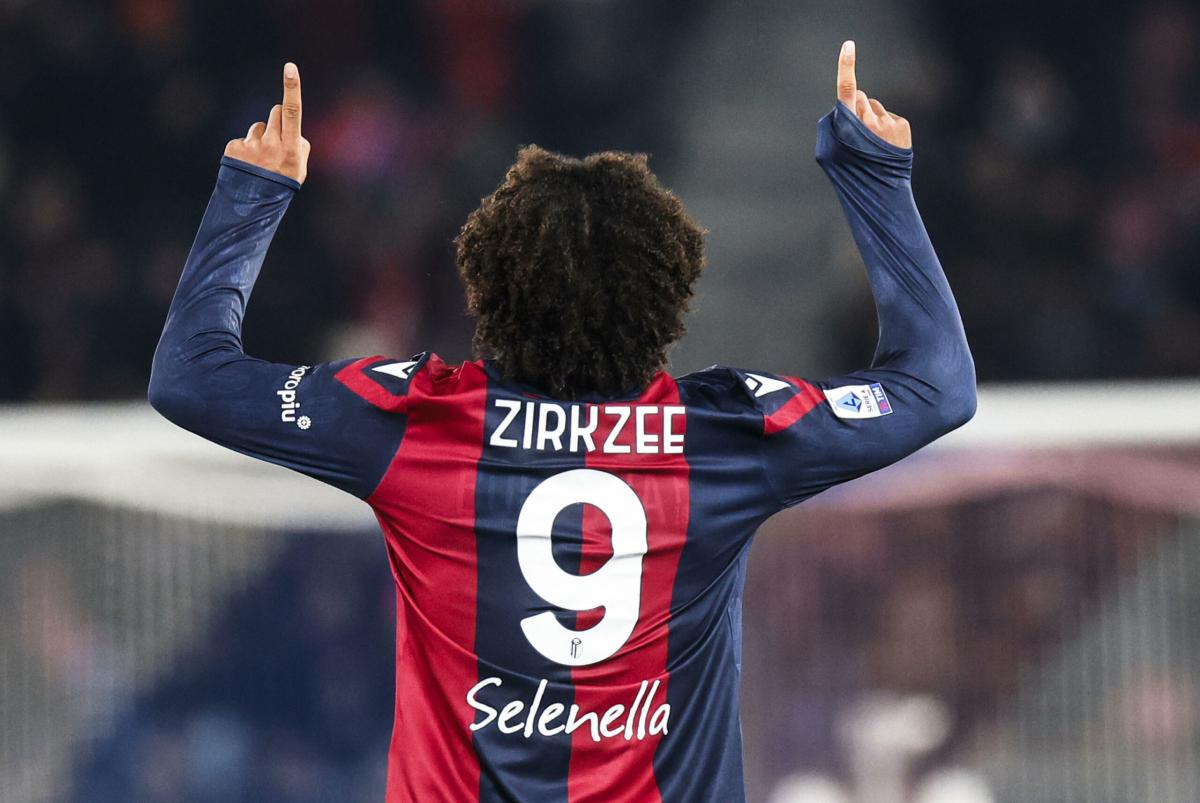 Napoli, incontro con il Bologna per Zirkzee: si infiamma il duello con il Milan