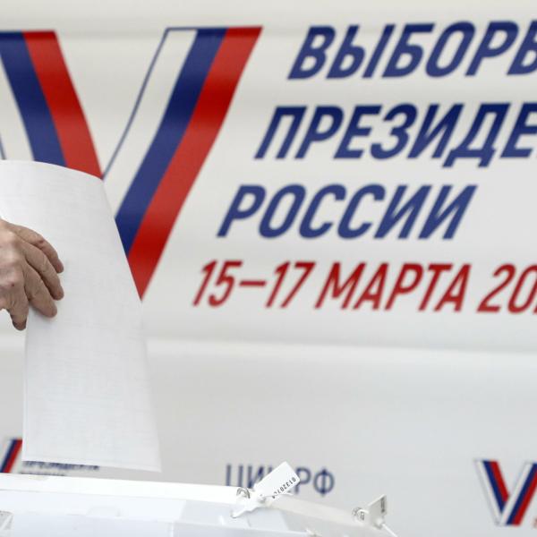 Elezioni Russia 2024, almeno 8 arresti nei seggi elettorali durante il primo giorno di voto