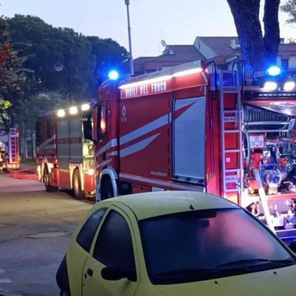 Parma, incendio nell’isola ecologica di Sorbolo: colonna di fumo visibile da lontano. Il sindaco: “Chiudete le finestre”