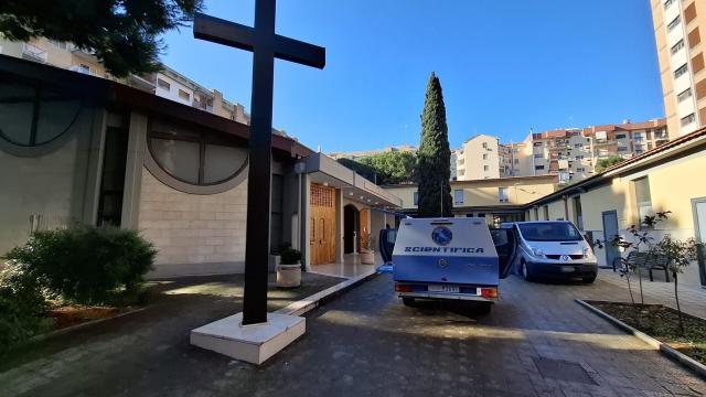 Neonato trovato nella culla termica di una chiesa a Bari, l’autopsia conferma: “Morto per il freddo”