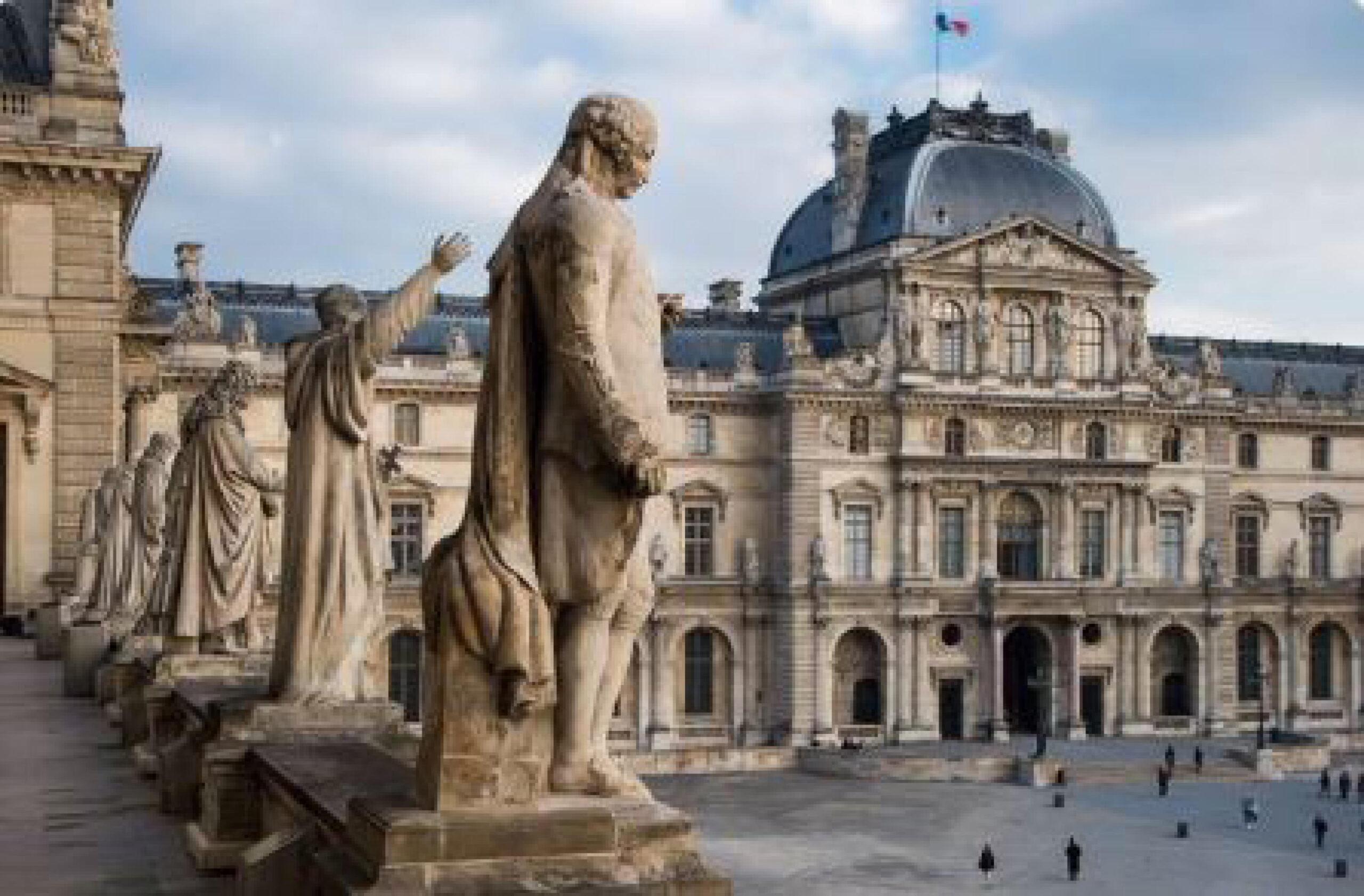 Francia, chiuso il Louvre di Parigi oggi 14 ottobre 2023: il museo evacuato per allarme bomba | VIDEO