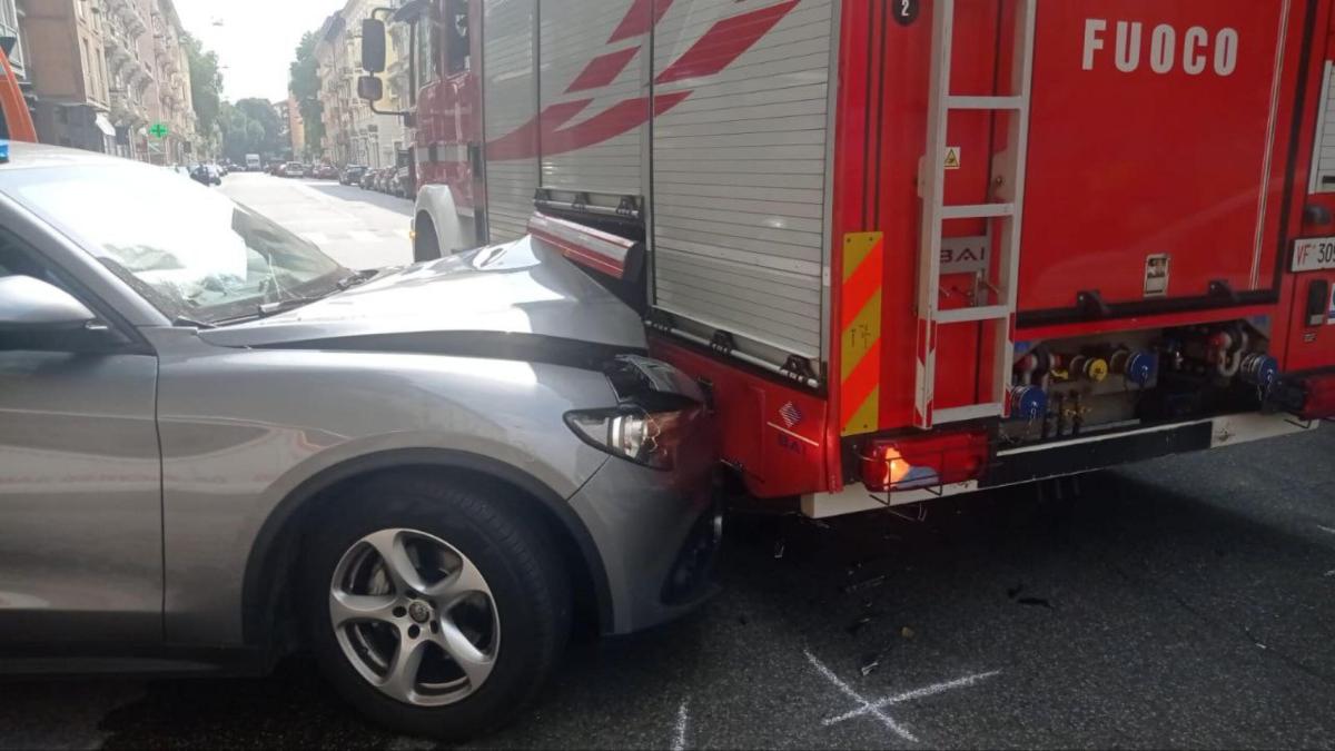 La scorta di La Russa urta il camion dei pompieri, incidente a Milano