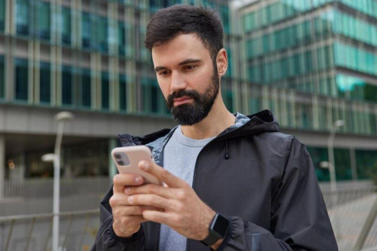 L’uso del cellulare può essere dannoso per lo sperma, ecco come mette a rischio la fertilità