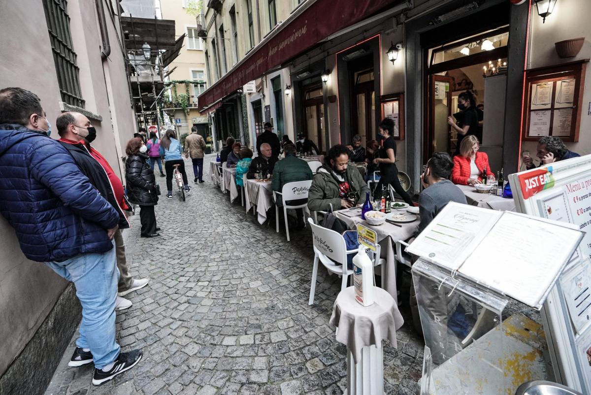 Tavolini e dehors restano al loro posto. La proroga fino al 30 giug…