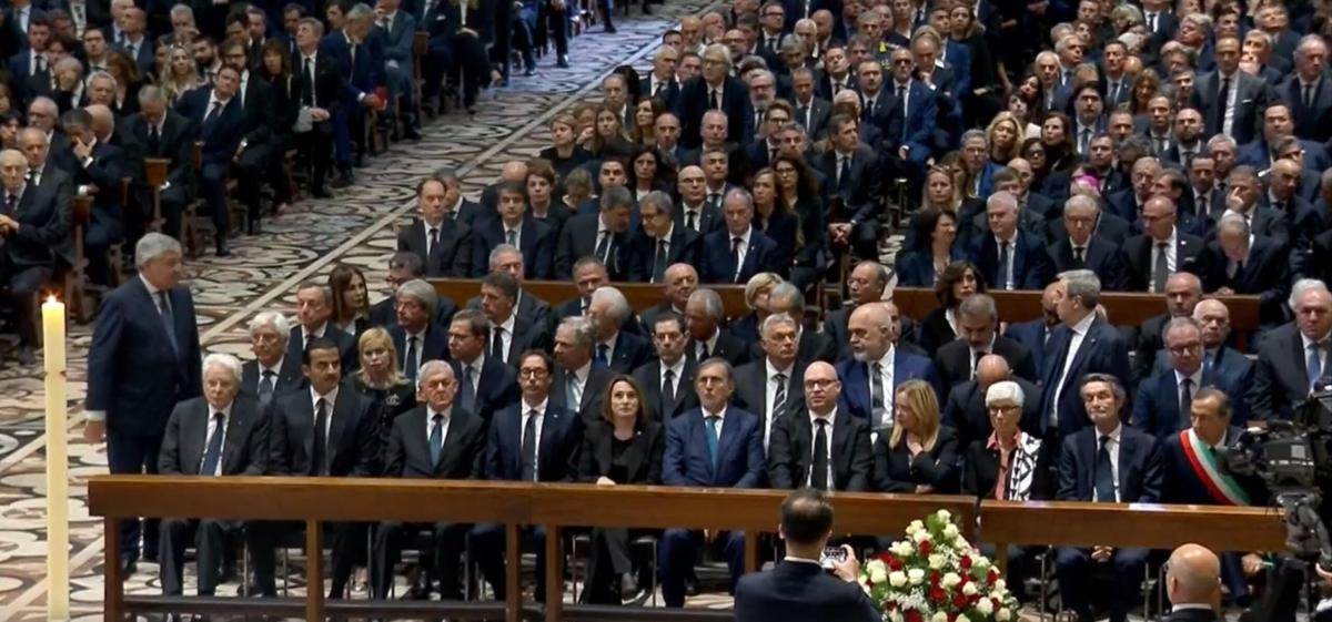 Funerali di Berlusconi, il feretro è arrivato a piazza del Duomo | …