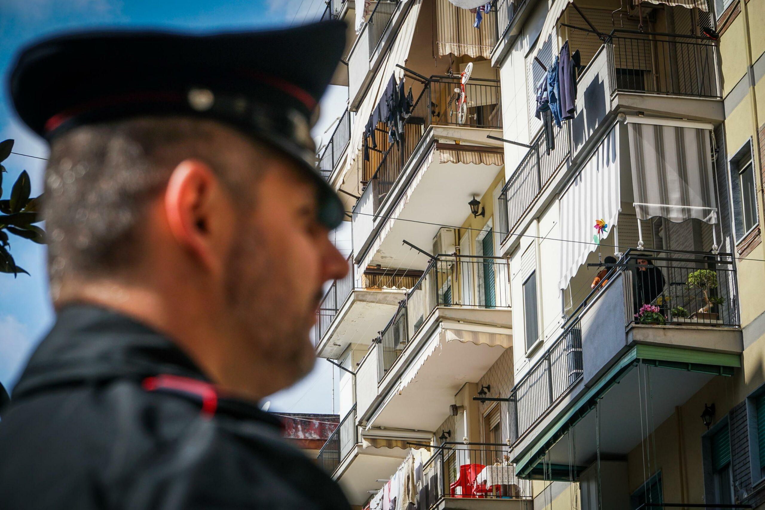 Rimini, anziana legata e imbavagliata: 15 minuti di paura mentre le svaligiano casa