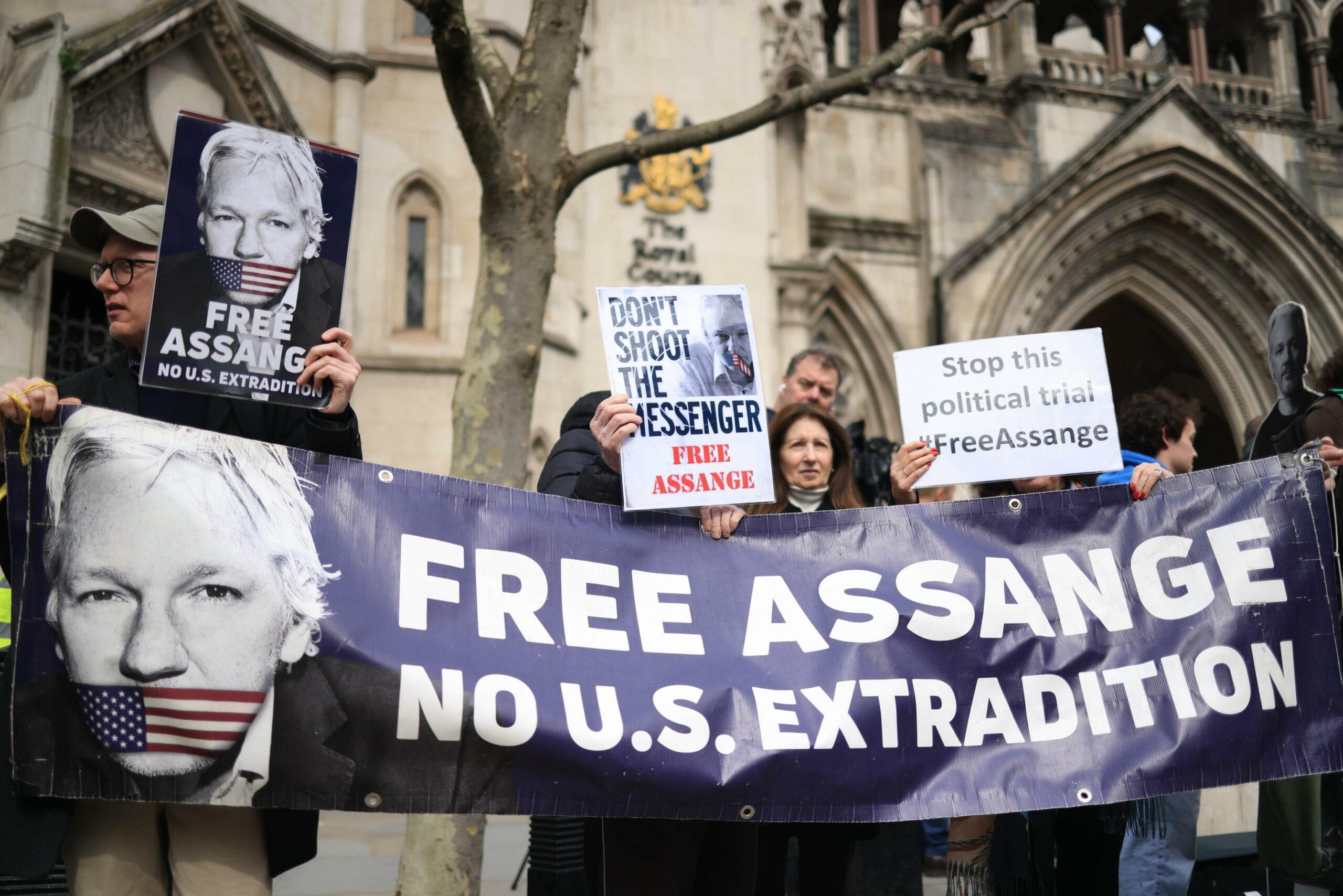 Julian Assange, niente estradizione in USA (per ora): l’Alta Corte di Londra dà la possibilità di ricorrere in appello