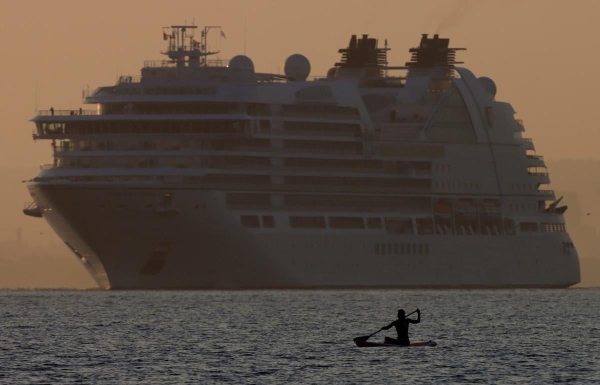 São Tomé e Príncipe, i turisti visitano l’isola e la nave da crociera se li dimentica: “Abbandonati senza medicine né soldi”