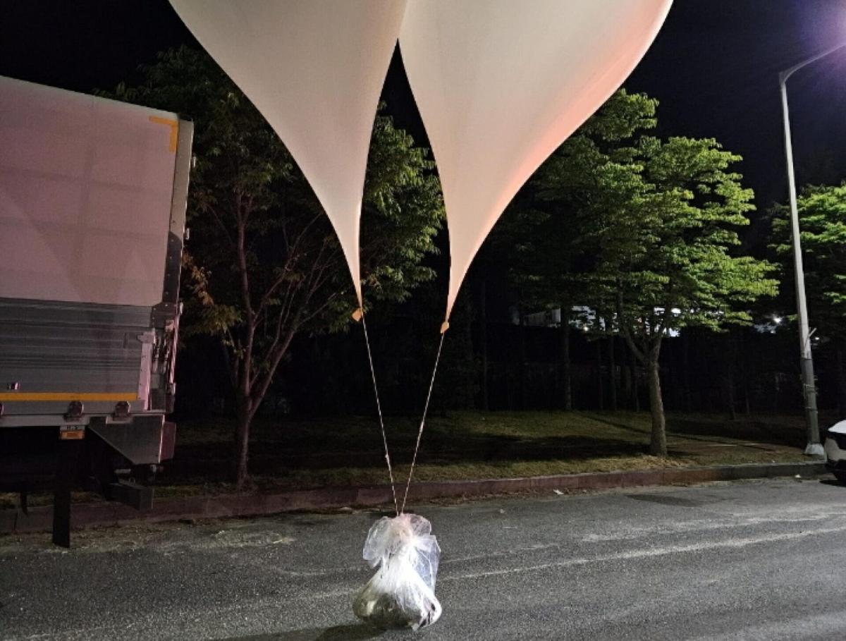 Corea del Nord, palloncini pieni di rifiuti, feci e volantini propagandistici lanciati sulla Corea del Sud. Seoul: “Minaccia alla sicurezza”