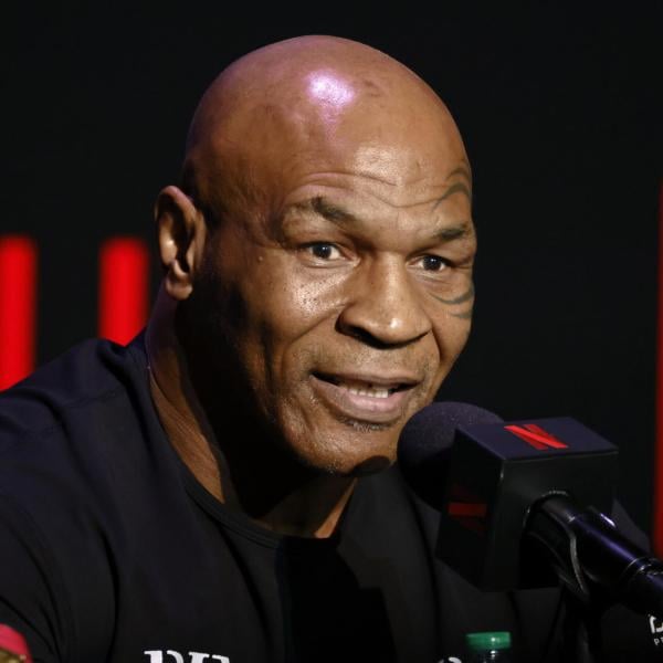 Paura per Mike Tyson, colpito da un’ulcera in aereo, soccorso sulla pista a Los Angeles