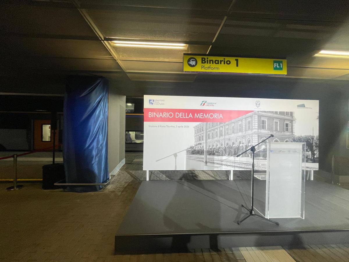 Roma, un “Binario della Memoria” alla stazione Tiburtina per ricordare le vittime della Shoah. Il ministro Sangiuliano: “Cultura costruisca ponti e dialogo”| FOTO E VIDEO