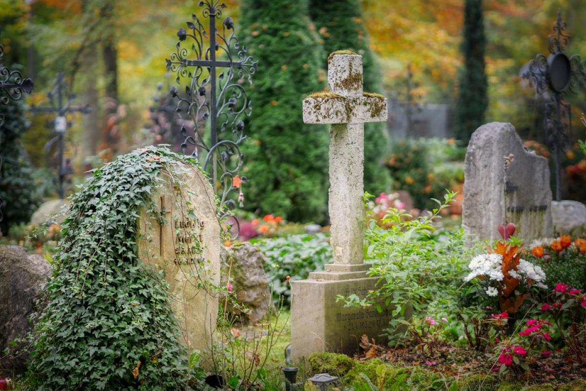 Cimitero senza acqua, il custode riempie 60 bottiglie 