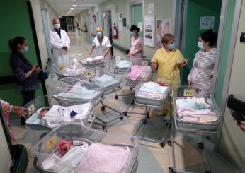 Cremona, le sfugge il figlio mentre sta allattando: neonato ricover…