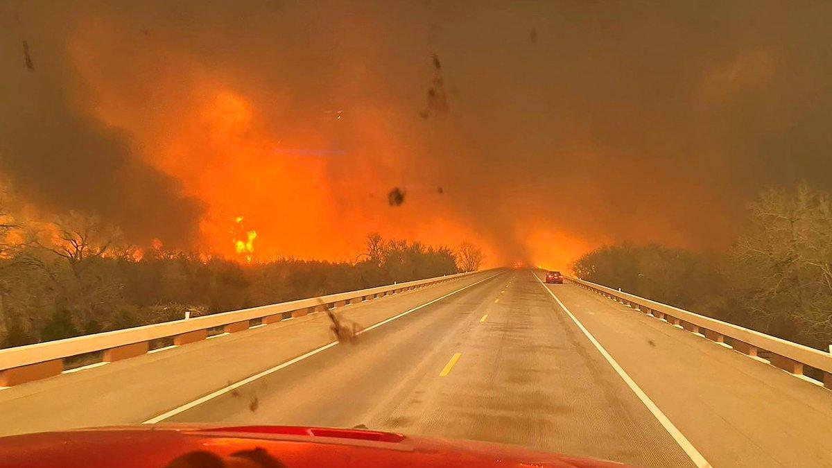 Incendio devastante in Texas, il vento forte spinge le fiamme: gente terrorizzata [VIDEO]